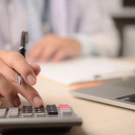 Quels effets d’une revalorisation du tarif des consultations médicales sur l’offre de soins ?